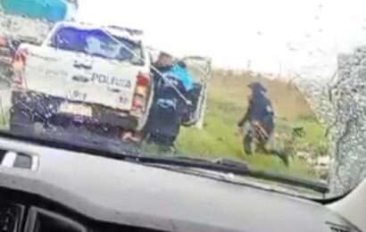 Escándalo en Pergamino: Filmaron a policías guardándose bebidas de un camión que volcó en la Ruta 188 