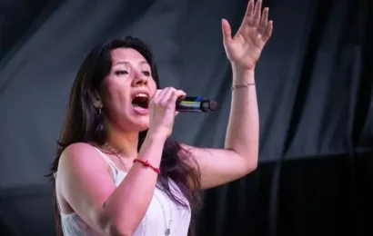 Laura Segovia paseó su encantadora voz por el escenario de La Minga