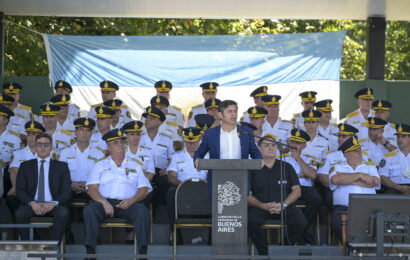 Kicillof oficializó los aumentos salariales para policías y penitenciarios bonaerenses 