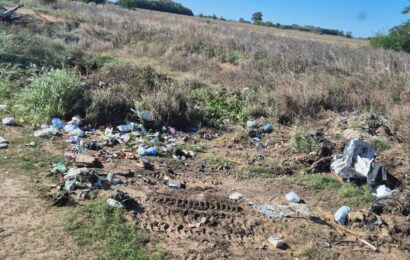 Vecinos de Rafael Obligado molestos con un basural en el camino viejo
