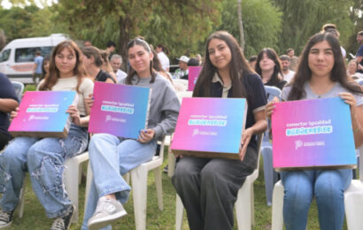 La Provincia entregó 81 computadoras a estudiantes de San Andrés de Giles La Provincia entregó 81 computadoras a estudiantes de San Andrés de Giles