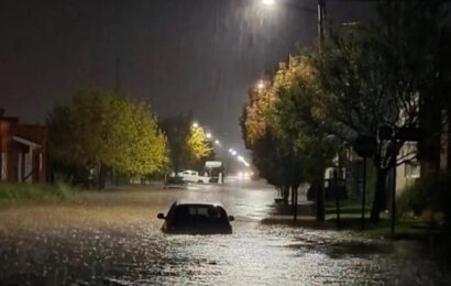 Coronel Suárez: llovieron 90 mm en una hora y quedaron calles anegadas y autos atrapados por el agua 