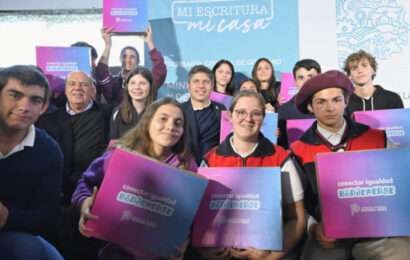 El gobernador Kicillof entregó computadoras de Conectar Igualdad Bonaerense 