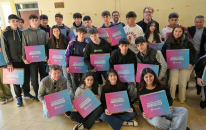 La Provincia entregó computadoras a estudiantes de Dolores y General Guido 