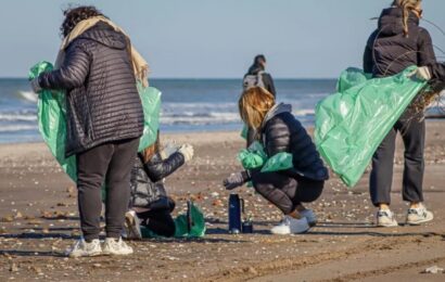 Monte Hermoso: removieron 4 toneladas de basura que había quedado en la playa tras el temporal 