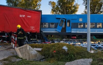 Pilar: un tren impactó contra un camión que transportaba agua envasada y los vecinos intentaron robar botellas Pilar: un tren impactó contra un camión que transportaba agua envasada y los vecinos intentaron robar botellas