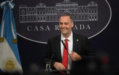 Adorni y su esposa pidieron adherir al régimen simplificado de Ganancias