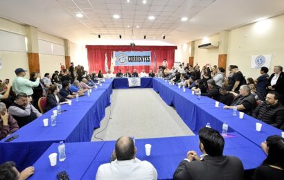 Kicillof se reunió con representantes gremiales e intendentes correntinos 