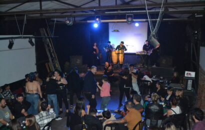 La banda Sol del Sur hizo bailar a todos en La Minga