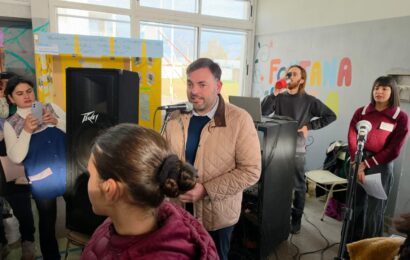 “La mejor manera de honrar a la democracia es impulsando la educación pública“