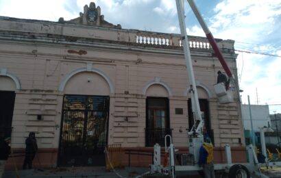 Se desprendió una moldura del Municipio sobre calle Iribarne