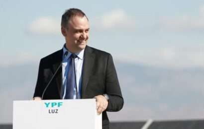 Adorni presentó su renuncia al directorio de YPF 