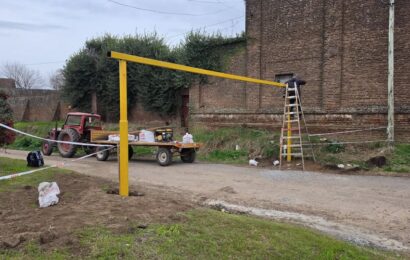 Instalaron el arco limitador de altura en el ingreso al barrio Matadero