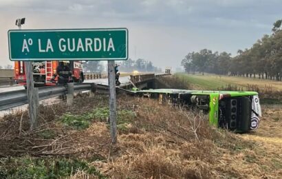 Carmen de Areco: en medio del temporal, volcó un micro en la Ruta 7 y cayó de un puente Carmen de Areco: en medio del temporal, volcó un micro en la Ruta 7 y cayó de un puente