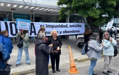 Afiliados viajaron 400 kilómetros para acampar en IOMA en protesta por el recorte de coberturas