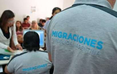 Milei endureció las condiciones para expulsar extranjeros que insulten al país