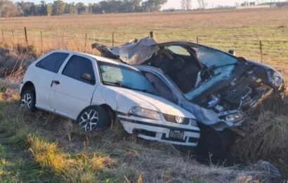 Olavarría: dos autos chocaron contra caballos que andaban sueltos por un camino asfaltado Olavarría: dos autos chocaron contra caballos que andaban sueltos por un camino asfaltado