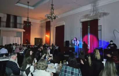 Voz Plena tuvo otra noche de música y canto en el Cultural