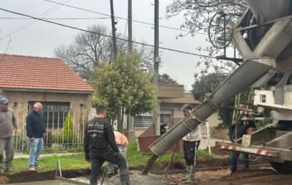 Continúan con el hormigonado de la bicisenda de Av. Fortín Mercedes Continúan con el hormigonado de la bicisenda de Av. Fortín Mercedes