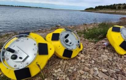 Bahía Blanca: las boyas que vencen a las cianobacterias en el dique Paso de las Piedras