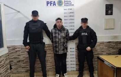 Tenía arresto domiciliario por un crimen y lo detuvieron por vender drogas en la casa