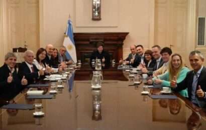 Milei encabeza una nueva reunión de la mesa política