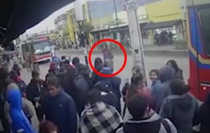 Tragedia en Moreno: un colectivo dio marcha atrás para subir pasajeros y mató a una vecina