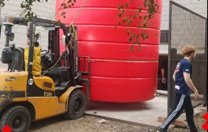 Se instaló un nuevo tanque de agua en el cuartel de los Bomberos