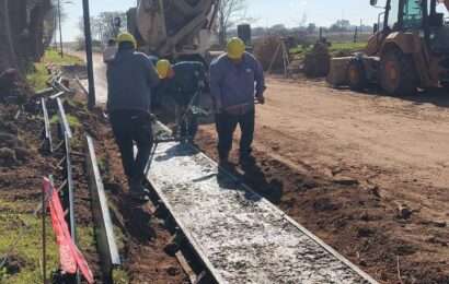 Sigue avanzando la construcción del cordón cuneta en Avenida Pellegrini