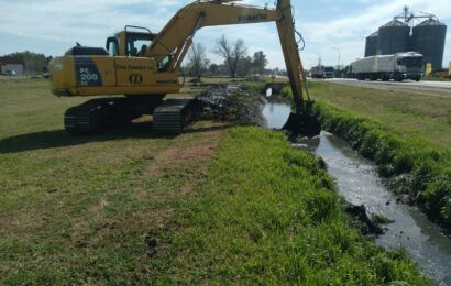 Provincia avanza en la limpieza de canales en la ciudad Provincia avanza en la limpieza de canales en la ciudad