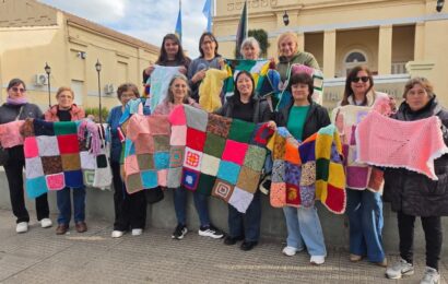 El taller Tejiendo Calmas entregó trabajos al Hospital Municipal