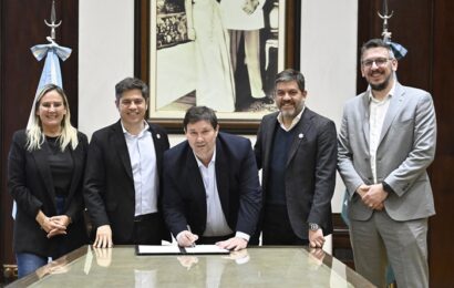 Kicillof y Cuattromo firmaron convenios con municipios para la compra de bienes de capital Kicillof y Cuattromo firmaron convenios con municipios para la compra de bienes de capital