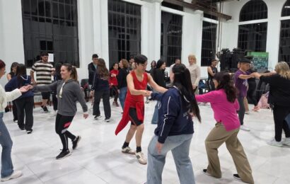 Los bailarines del DanzPare brindaron una clase en el CC de Obras