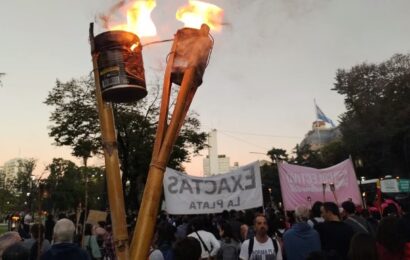 Marcha de antorchas en La Plata: universitarios profundizan sus reclamos Marcha de antorchas en La Plata: universitarios profundizan sus reclamos